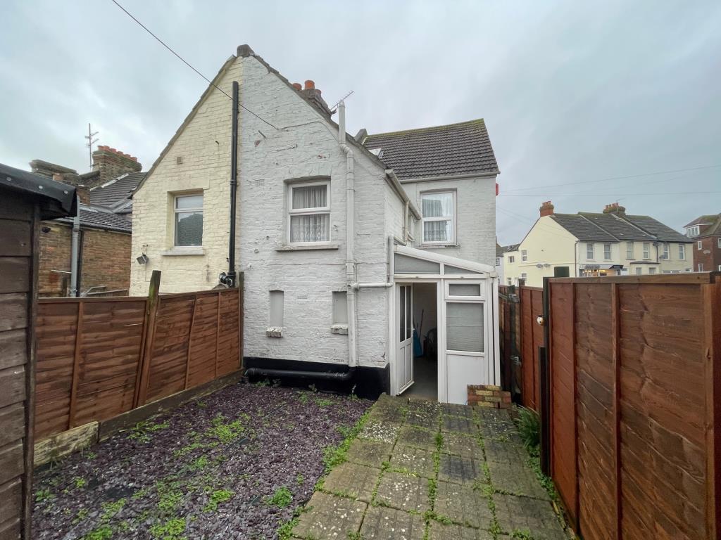Lot: 122 - COMMERCIAL PREMISES AND UPPER PARTS WITH POTENTIAL -